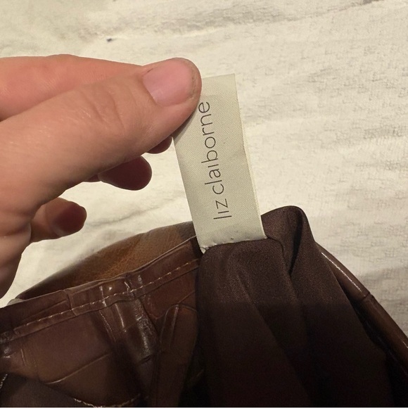 Liz Claiborne Brown Vegan Leather Tote with Structured Design - Picture 8 of 9